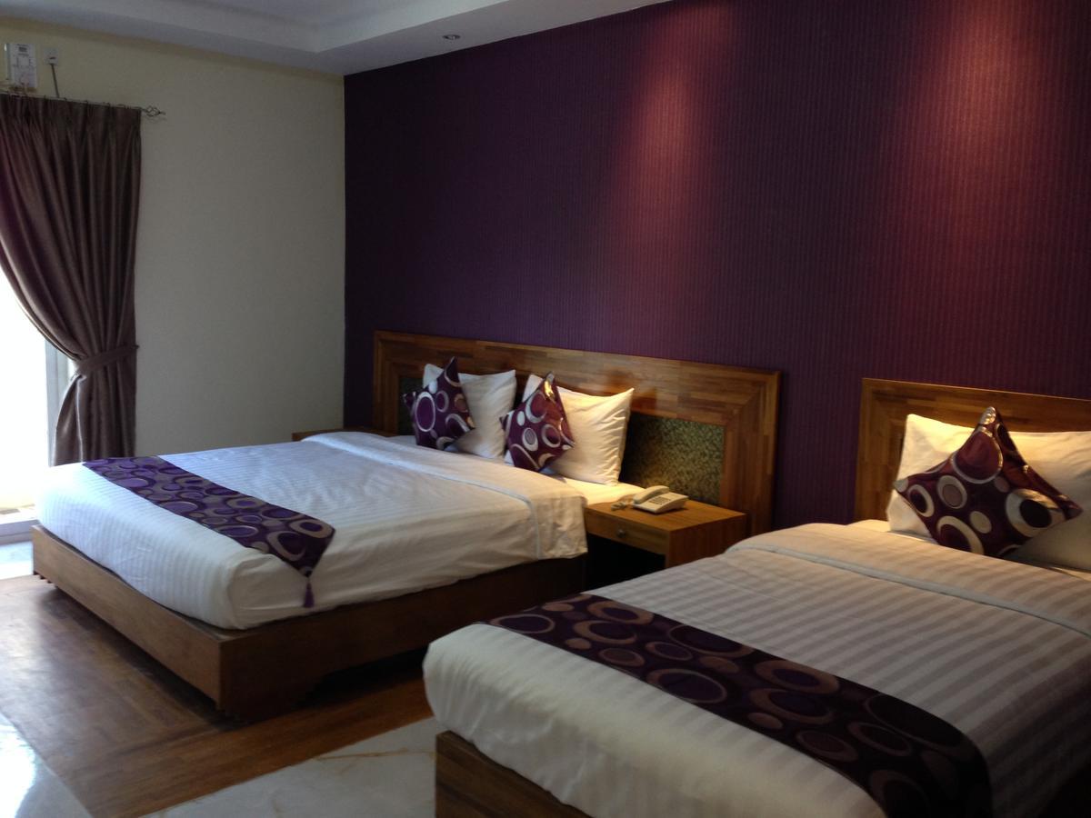 Hotel 9 Mile Rangoon Buitenkant foto